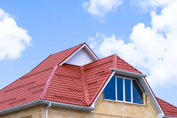 プラスチック製の窓と波板の屋根を持つ家 — ストック写真