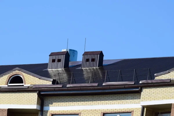 Het dak van een gebouw met meerdere artikelen — Stockfoto