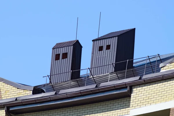 Das Dach eines mehrstöckigen Gebäudes — Stockfoto