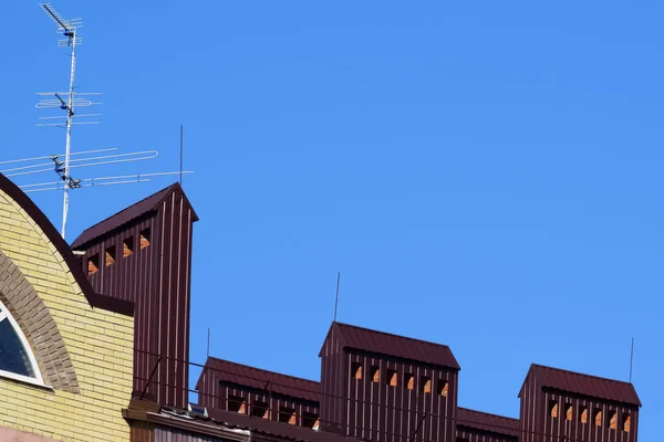 Il tetto di un edificio a più piani — Foto Stock