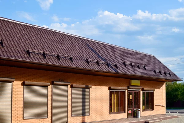 O telhado de folha ondulada em um edifício — Fotografia de Stock