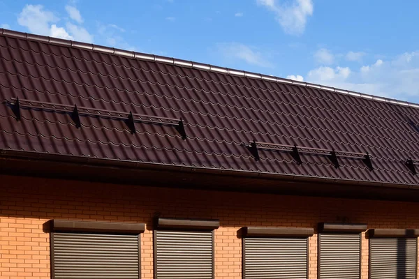 El techo de chapa corrugada en un edificio — Foto de Stock