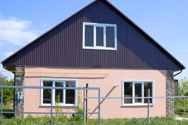 The roof of corrugated sheet on the houses