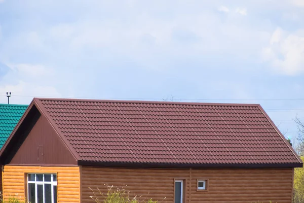 Le toit de tôle ondulée sur les maisons — Photo