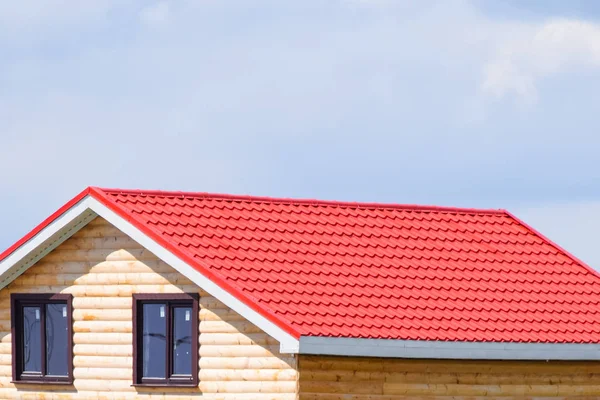 Le toit de tôle ondulée sur les maisons — Photo