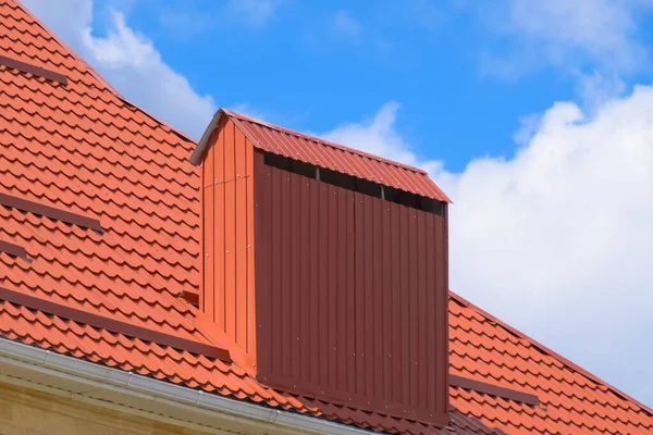 Het dak van golfplaten rood oranje — Stockfoto