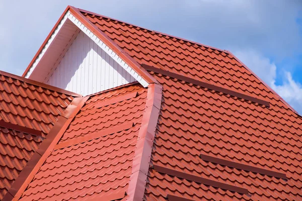 Das Dach aus Wellblech rot orange — Stockfoto