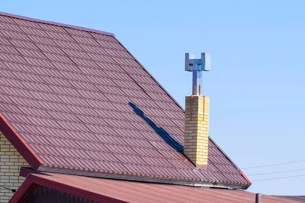 Střecha z vlnitého plechu. Hnědý vlnitý kovového profilu roo — Stock fotografie