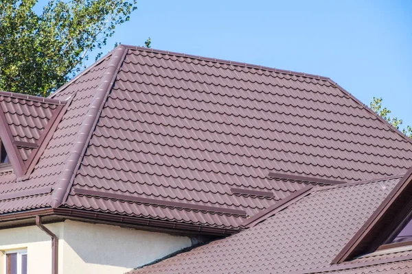 Крыша из гофрированного листа. Коричневый гофрированный металлический профиль — стоковое фото