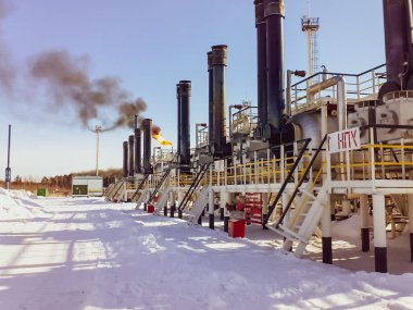 Ticari petrol hazırlamak için teçhizat Hitter-Tritters, dışarıdan görünüm, açık hava.