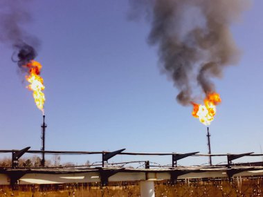 Meşalelerde benzin yakıyor. Basınç azaltma sistemi. Yağ hazırlama ve pompalama atölyesi. Petrol kuyularından toplanan petrolün merkezi nokta.