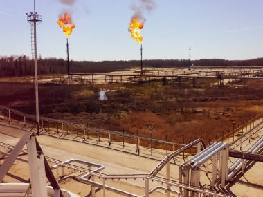 Meşalelerde benzin yakıyor. Basınç azaltma sistemi. Yağ hazırlama ve pompalama atölyesi. Petrol kuyularından toplanan petrolün merkezi nokta.