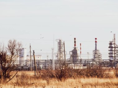 Damıtma sütunları, borular ve diğer ekipman fırınları rafineri.