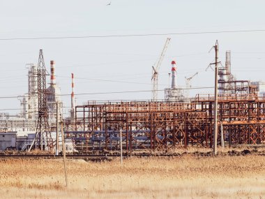 Damıtma sütunları, borular ve diğer ekipman fırınları rafineri.