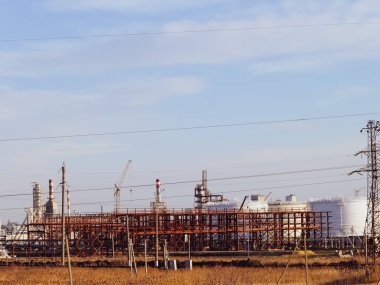 Damıtma sütunları, borular ve diğer ekipman fırınları rafineri.