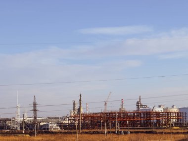 Damıtma sütunları, borular ve diğer ekipman fırınları rafineri.