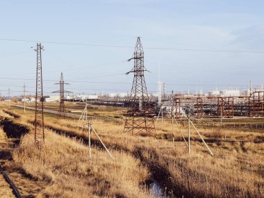 Damıtma sütunları, borular ve diğer ekipman fırınları rafineri.