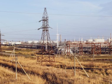 Damıtma sütunları, borular ve diğer ekipman fırınları rafineri.