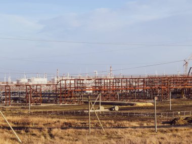 Damıtma sütunları, borular ve diğer ekipman fırınları rafineri.