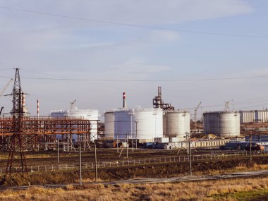 Damıtma sütunları, borular ve diğer ekipman fırınları rafineri.