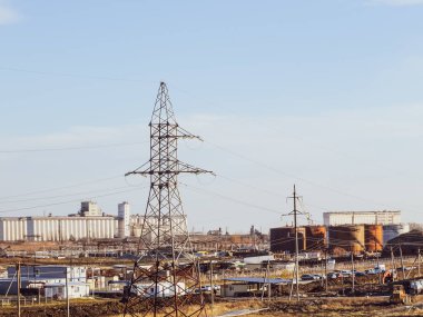 Damıtma sütunları, borular ve diğer ekipman fırınları rafineri.