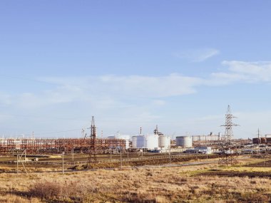 Damıtma sütunları, borular ve diğer ekipman fırınları rafineri.