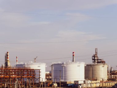 Damıtma sütunları, borular ve diğer ekipman fırınları rafineri.