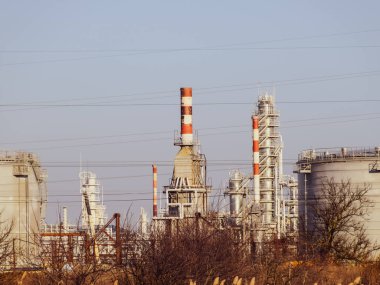 Damıtma sütunları, borular ve diğer ekipman fırınları rafineri.