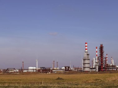 Damıtma sütunları, borular ve diğer ekipman fırınları rafineri.