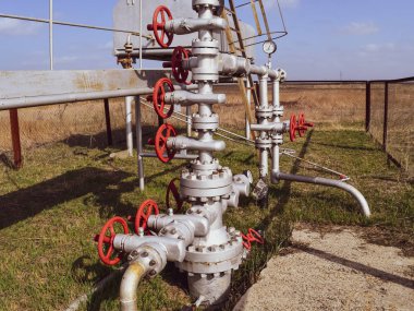 Petrol kuyusu ekipmanı. Vanaları ve servis ekipmanlarını kapat