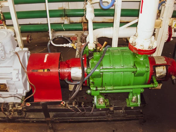 Pompa centrifuga dell'olio. Modulo di trattamento acque di pompaggio. Attrezzature petrolifere . — Foto Stock