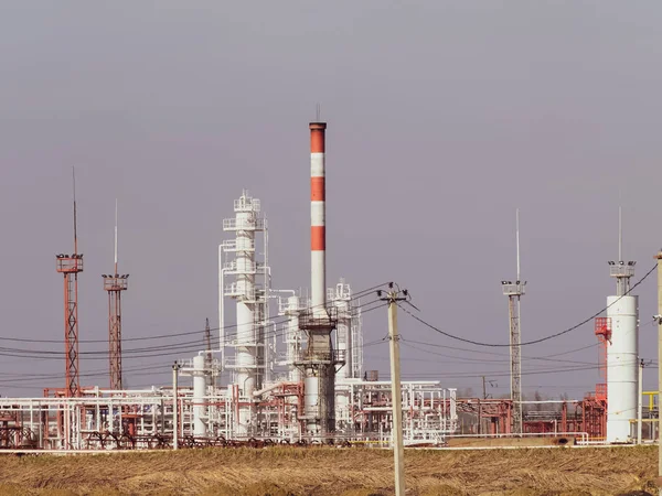 Distillation columns, pipes and other equipment furnaces refinery. — Stock Photo, Image