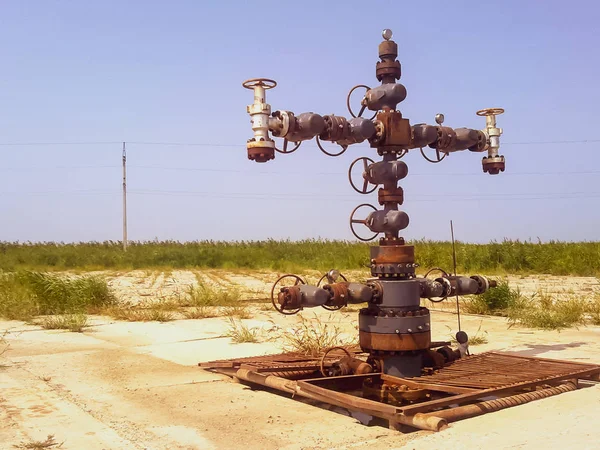 Equipo de un pozo de petróleo. Apagar válvulas y equipos de servicio — Foto de Stock