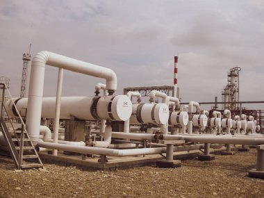 Petrol rafinerisinde ısı değiştiriciler.
