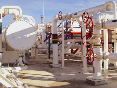 Isı değiştiriciler bir arıtma tesisi içinde. Isıtmalı benzin hava serin. E