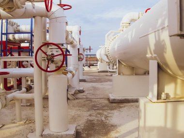 Isı değiştiriciler bir arıtma tesisi içinde. Isıtmalı benzin hava serin. E