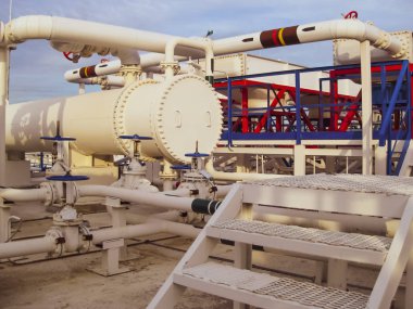 Isı değiştiriciler bir arıtma tesisi içinde. Isıtmalı benzin hava serin. E