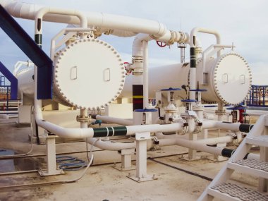 Isı değiştiriciler bir arıtma tesisi içinde. Isıtmalı benzin hava serin. E