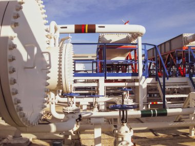 Isı değiştiriciler bir arıtma tesisi içinde. Isıtmalı benzin hava serin. E