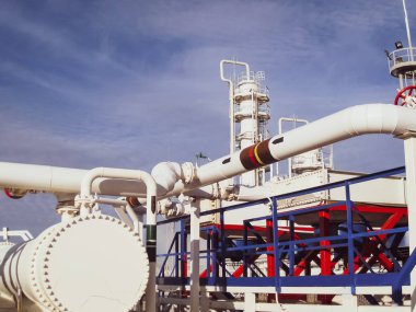 Isı değiştiriciler bir arıtma tesisi içinde. Isıtmalı benzin hava serin. E