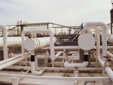 Isı değiştiriciler bir arıtma tesisi içinde. Petrol arıtma için donatım