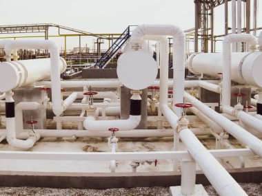Isı değiştiriciler bir arıtma tesisi içinde. Petrol arıtma için donatım