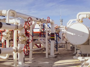 Isı değiştiriciler bir arıtma tesisi içinde. Petrol arıtma için donatım