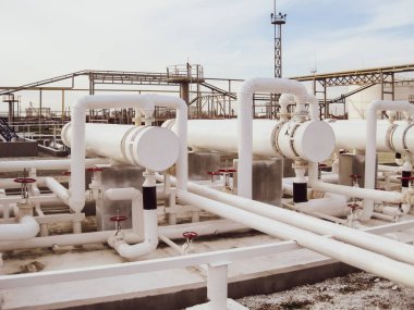 Isı değiştiriciler bir arıtma tesisi içinde. Petrol arıtma için donatım