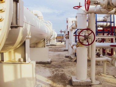Isı değiştiriciler bir arıtma tesisi içinde. Petrol arıtma için donatım