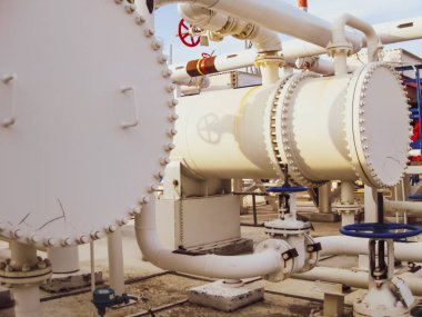 Isı değiştiriciler bir arıtma tesisi içinde. Petrol arıtma için donatım