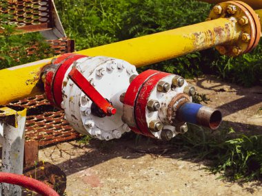 Manuel kapatma üzerinde vana petrol kuyusu. Petrol kuyusu geçen ekipman.