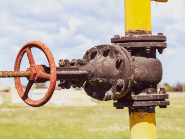 Manuel kapatma üzerinde vana petrol kuyusu. Petrol kuyusu geçen ekipman.