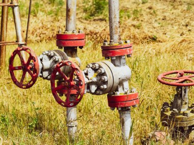 Manuel kapatma üzerinde vana petrol kuyusu. Petrol kuyusu geçen ekipman.