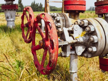 Manuel kapatma üzerinde vana petrol kuyusu. Petrol kuyusu geçen ekipman.